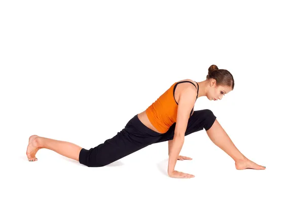 Passar attraktiv kvinna öva yoga pose — Stockfoto