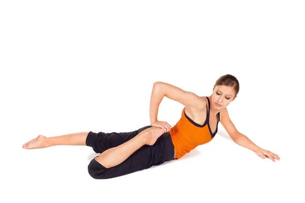 Passar attraktiv kvinna öva yoga pose — Stockfoto