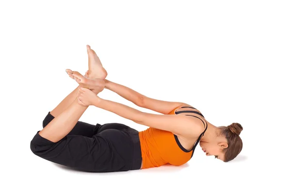 Kvinna utövar yoga stretching motion — Stockfoto