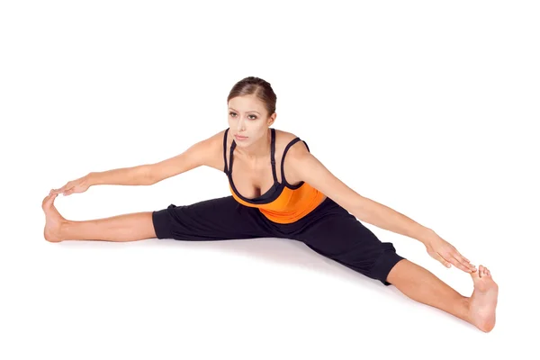 Apto jovem mulher praticando Yoga Asana — Fotografia de Stock