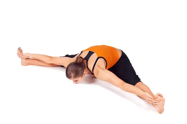 Jonge vrouw beoefenen van yoga asana passen — Stockfoto