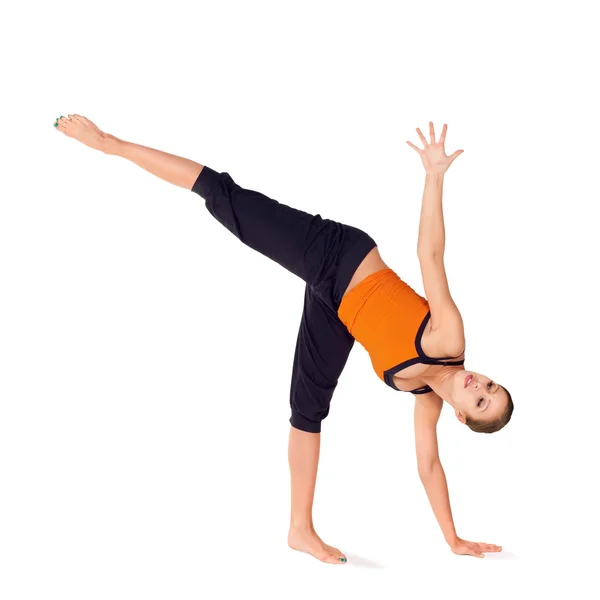 Přizpůsobit atraktivní žena cvičí jóga cvičení — Stock fotografie