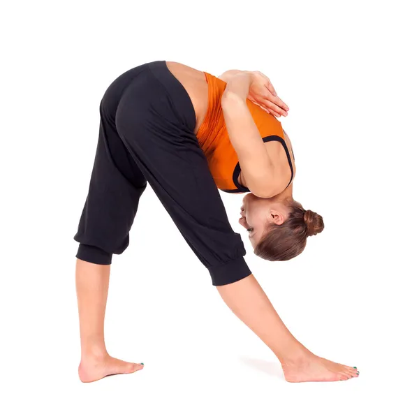 Vrouw doen intense kant stretch yoga oefening — Stockfoto