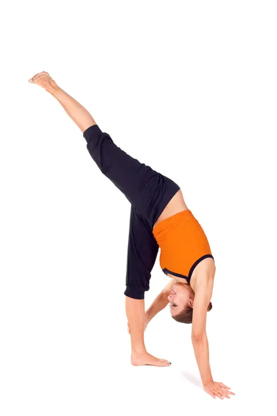 Vrouw beoefenen van staande splitsen yoga oefening — Stockfoto