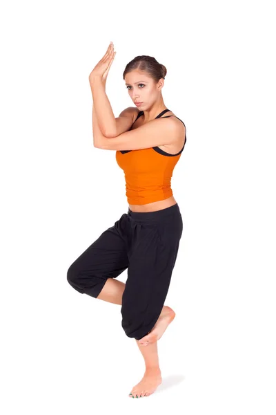 Žena cvičí orel představují jóga cvičení — Stock fotografie