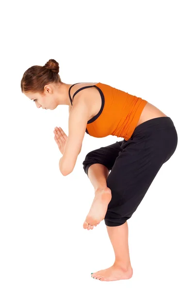 Giovane donna in forma che pratica esercizio di yoga — Foto Stock