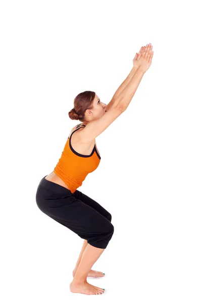 Женщина практикует упражнения йоги под названием "Поза стула" — стоковое фото