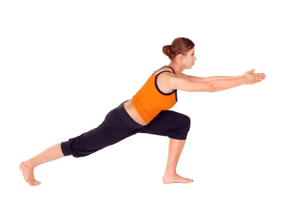 Женщина практикует упражнения для йоги — стоковое фото