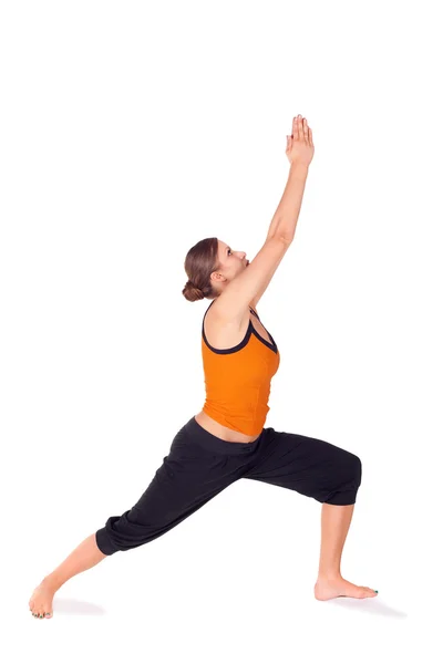 Vrouw warrior pose 1 yoga oefening beoefenen — Stockfoto