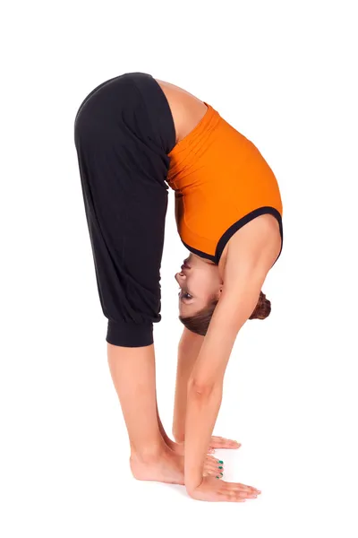 Vrouw staand forward bend-yoga oefening beoefenen — Stockfoto