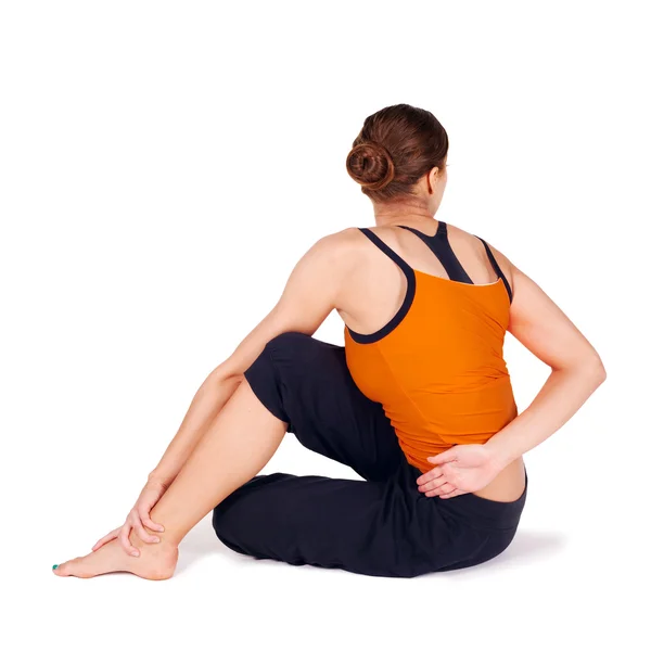 Mulher praticando Twist Pose Yoga Exercício — Fotografia de Stock