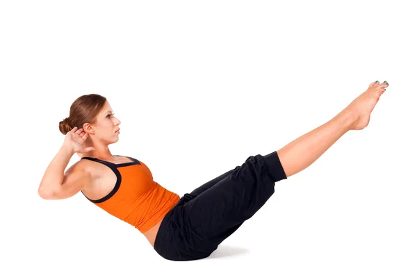 Mujer practicando ejercicio de yoga en barco Pose — Foto de Stock