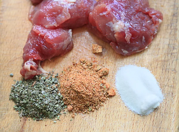 Bitar av kött, salt och kryddor — Stockfoto