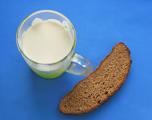 ミルクのカップと朝食します。 — ストック写真