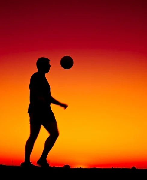 Футбол на заході сонця — стокове фото