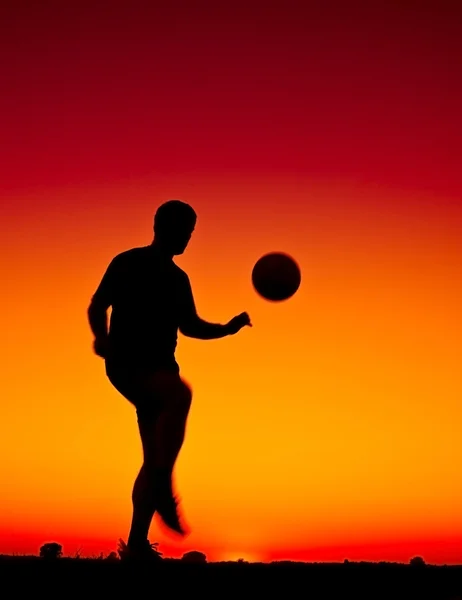 Futebol ao pôr do sol — Fotografia de Stock