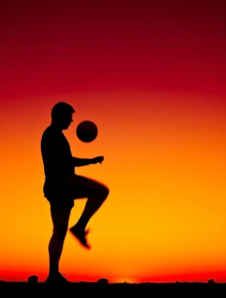 Piłka nożna na zachodzie słońca — Zdjęcie stockowe