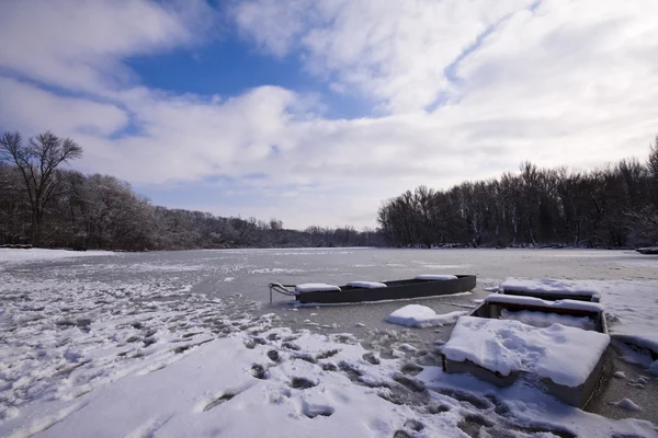 Krajobraz jeziora zimowego — Zdjęcie stockowe