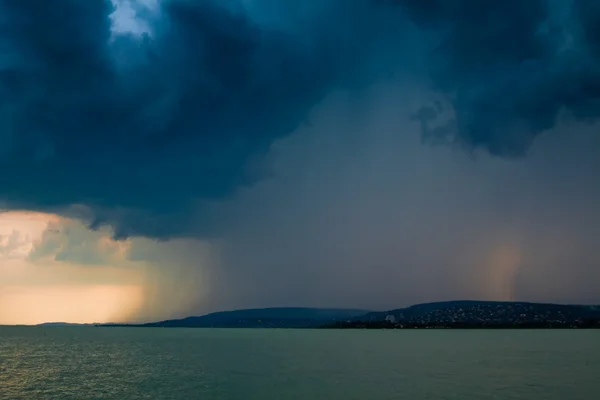 Tempestade sobre o lago Balaton — Fotografia de Stock