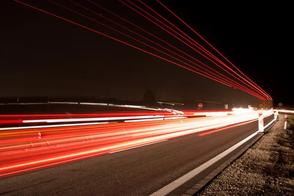 Трафик ночью — стоковое фото