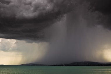 balaton Gölü-Macaristan'ın üzerinde fırtına