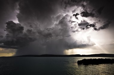 balaton Gölü-Macaristan'ın üzerinde fırtına