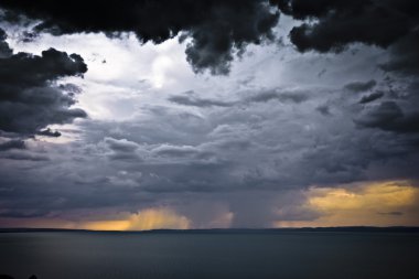 balaton Gölü-Macaristan'ın üzerinde fırtına