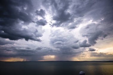 balaton Gölü-Macaristan'ın üzerinde fırtına