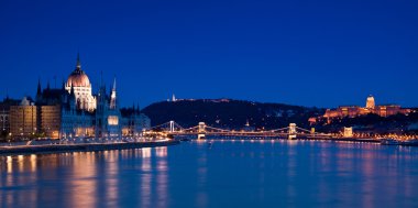 Budapeşte-Macaristan 'da gece ışıkları