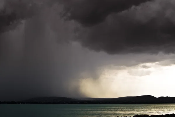 风暴结束的巴拉顿湖-匈牙利 — 图库照片
