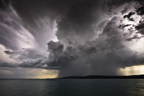 Burza nad jeziorem balaton-Węgry — Zdjęcie stockowe