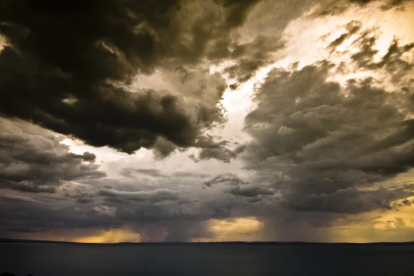 Буря над озером Балатон-Угорщина — стокове фото