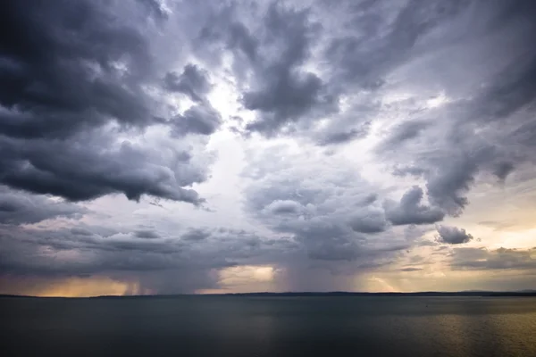 Tempestade sobre o lago Balaton-Hungria — Fotografia de Stock