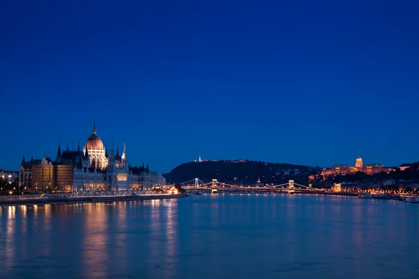 Nachtbeleuchtung in Budapest-Ungarn — Stockfoto