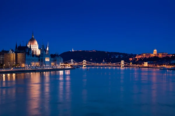 Budapeşte-Macaristan 'da gece ışıkları — Stok fotoğraf