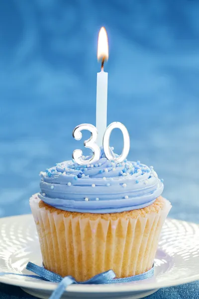 Trigésimo cumpleaños cupcake —  Fotos de Stock