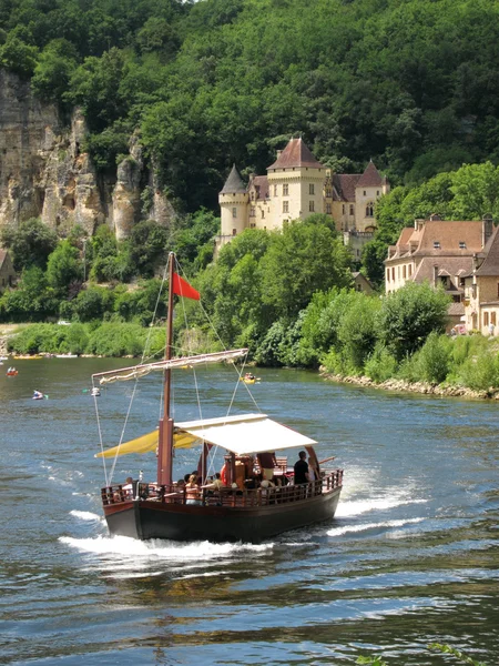 Barco turístico no rio Dordogne, França — Fotografia de Stock