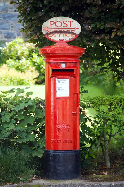 Tradycyjny brytyjski postbox — Zdjęcie stockowe