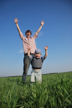 Baba ve oğul eller yukarı