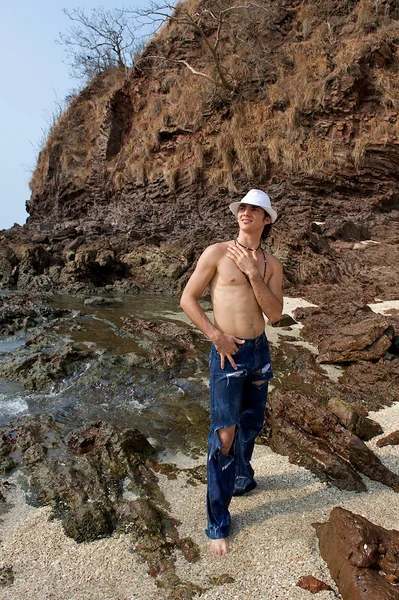 Ελκυστικό νεαρό άνδρα στην παραλία της Κόστα Ρίκα — Φωτογραφία Αρχείου
