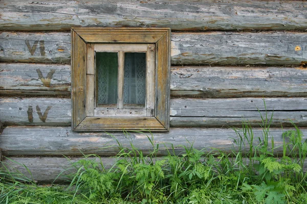 Ściany dziennika i okna — Zdjęcie stockowe
