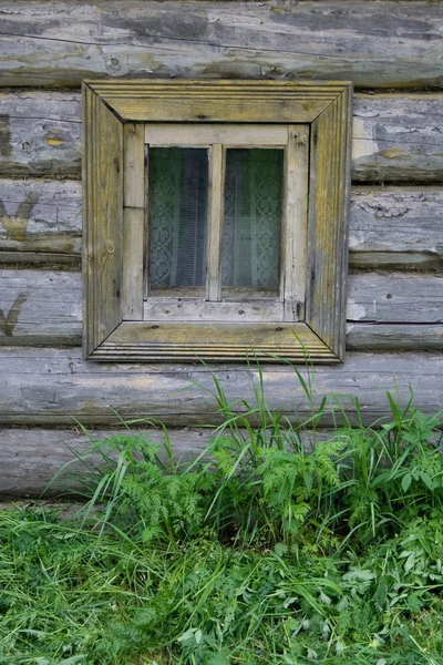Die Wände aus Baumstamm und Fenster — Stockfoto