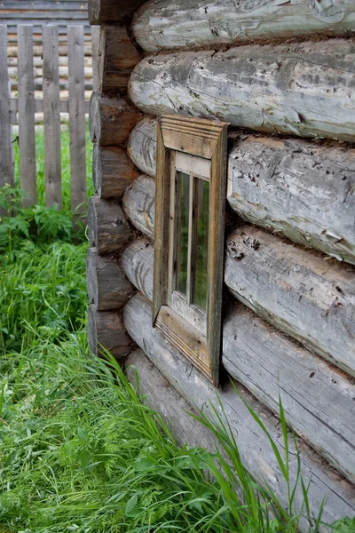 Bauernhaus an der Mauer — Stockfoto