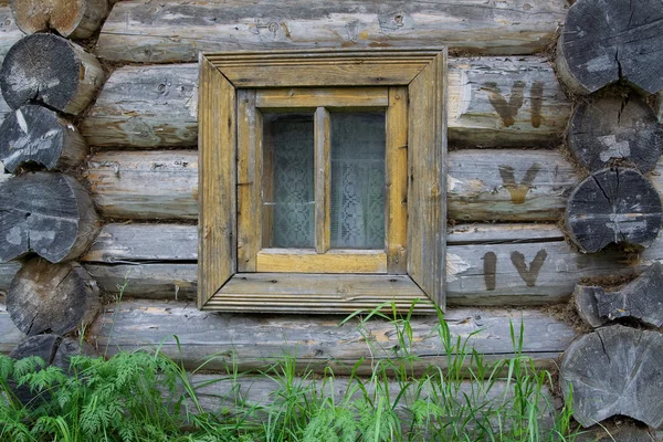 As paredes de log e janela — Fotografia de Stock