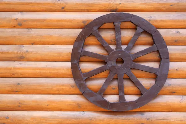 Стенной дом с прикрепленным колесом — стоковое фото