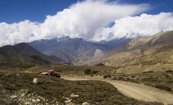 Vägen längs annapurna range, nepal. — Stockfoto