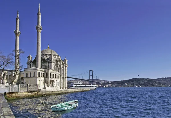 Ortaköy Camii ve Boğaziçi Köprüsü — Stok fotoğraf