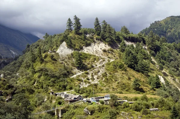 Vista da aldeia de nepali com bela colina — Fotografia de Stock