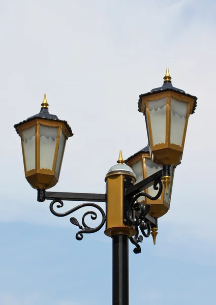 Уличная лампа против неба — стоковое фото