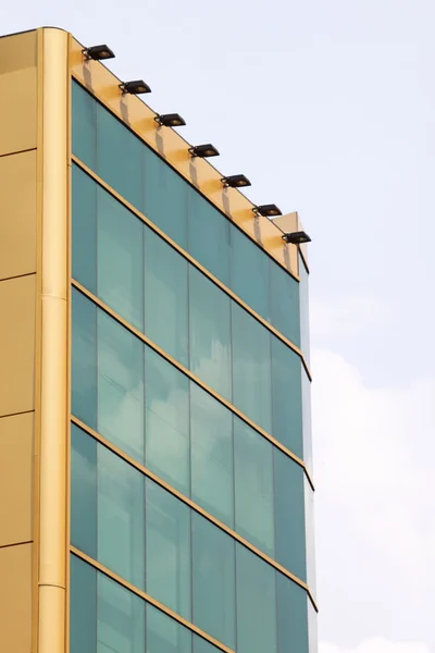 Grön och gul modern byggnad — Stockfoto